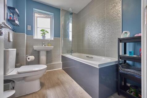 Family bathroom to rear