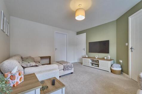 LOUNGE TO FRONT