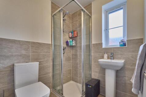 EN-SUITE SHOWER ROOM TO FRONT
