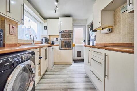 FITTED KITCHEN