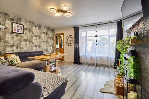 LOUNGE TO FRONT