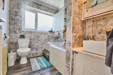 REFITTED BATHROOM TO REAR