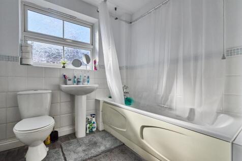 Family Bathroom to Front