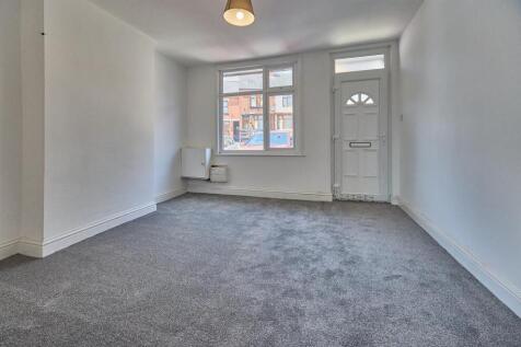 LOUNGE TO FRONT