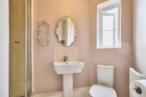EN-SUITE SHOWER ROOM
