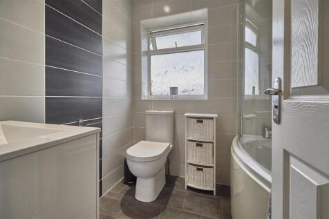 Family Bathroom to Rear
