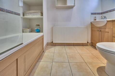 BATHROOM TO SIDE
