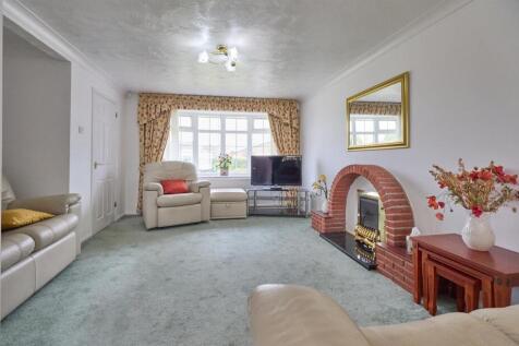 Lounge Area to Front