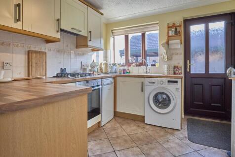 Fitted Kitchen to Side
