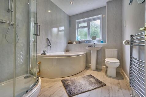 Family Bathroom to Rear