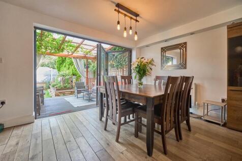 Lounge/Dining Area
