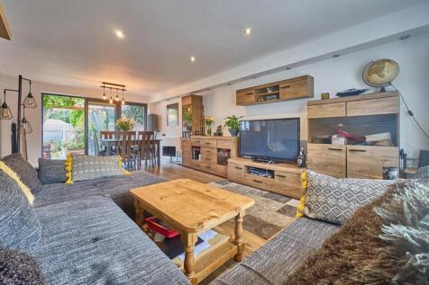 Lounge/Dining Area