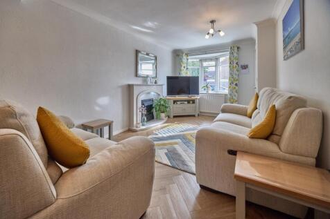 Lounge Area to Front