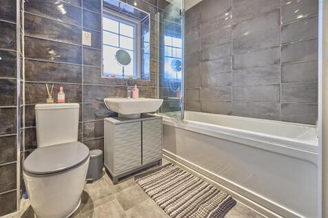 Family Bathroom to Front