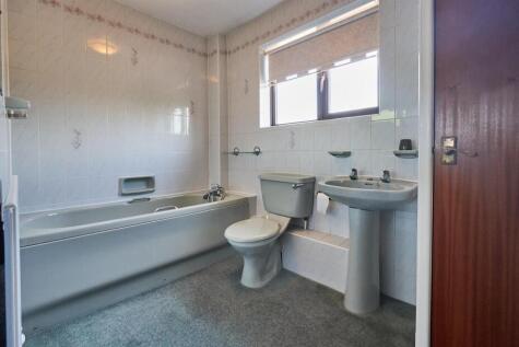 Family bathroom to front