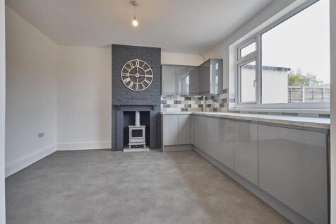 Refitted Open Plan Dining/Kitchen to Rear