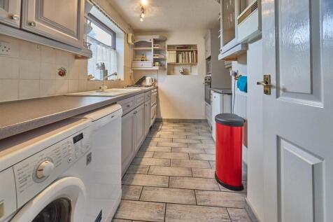 Fitted Kitchen to Side