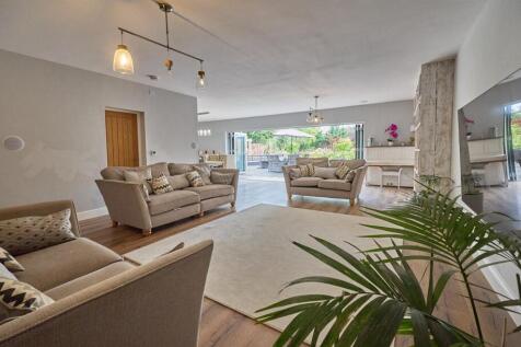 Open plan Lounge/dining room to rear (L-shape)