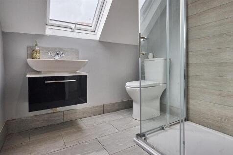 En-suite shower room (above garage)