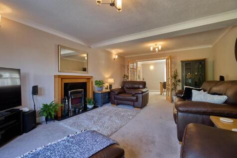 Lounge to Rear