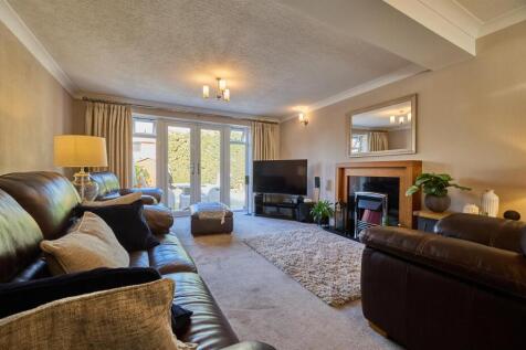 Lounge to Rear