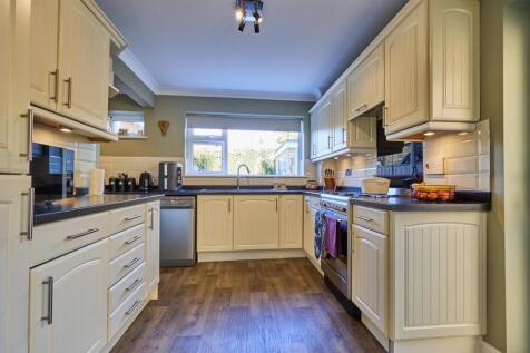 L shaped Kitchen to Rear