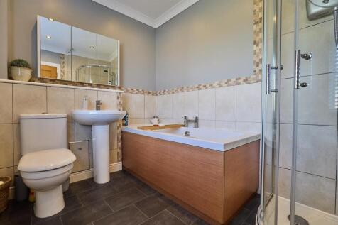 Family Bathroom to Rear