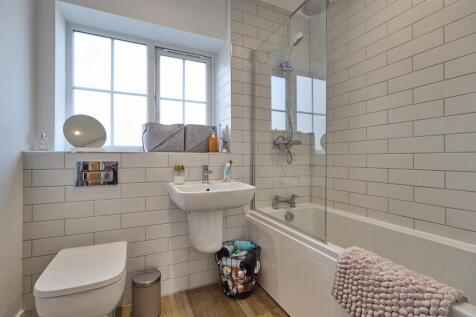 Family Bathroom to Front