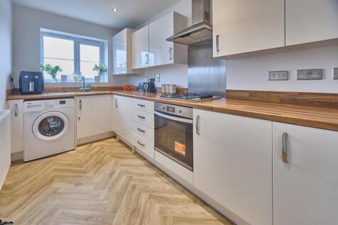 Fitted Kitchen to Front