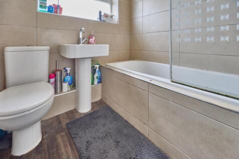 Family Bathroom to Rear