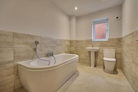 Family Bathroom to side