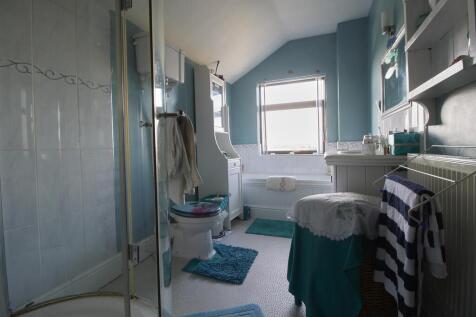 Family bathroom to rear