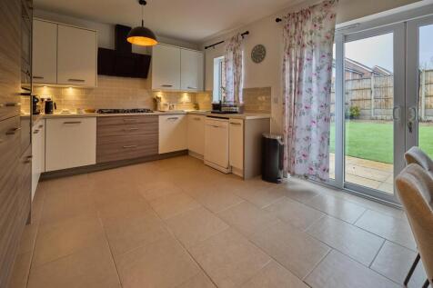 Fitted dining/kitchen to rear