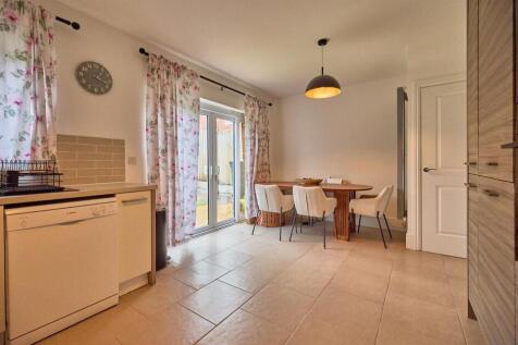 Fitted dining/kitchen to rear