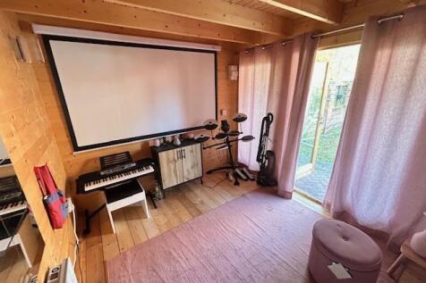 SUMMERHOUSE