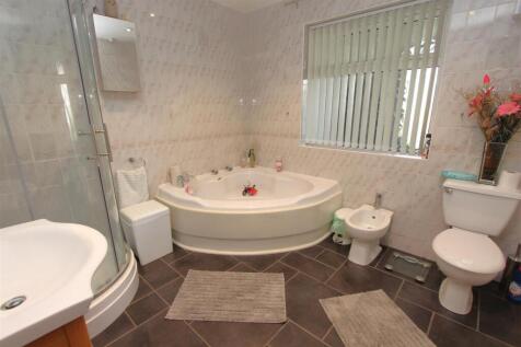 Bathroom 1.JPG