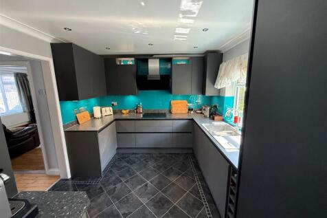 Kitchen 1.jpg