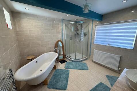 Bathroom 1.jpg