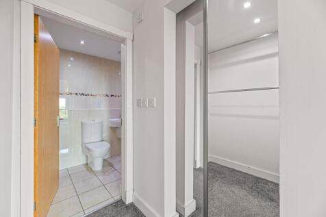 Walk In Wardrobe/Bathroom