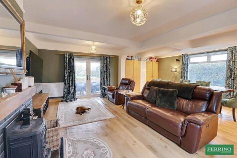 Sitting Room/Dining Area