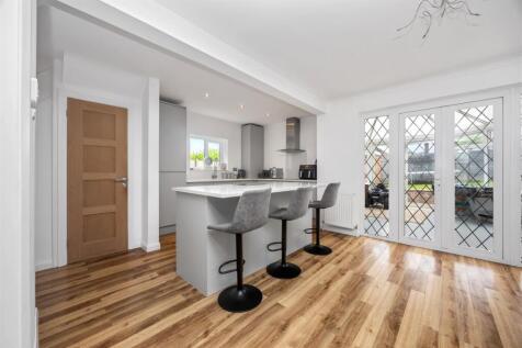 Open plan kitchen/dining room