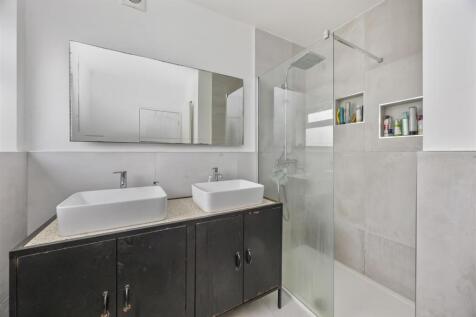 Family Shower Room/WC