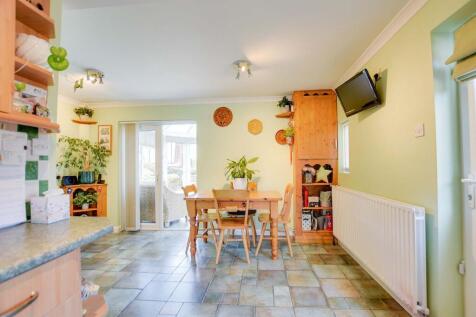 L-Shaped Fitted Kitchen Dining Room