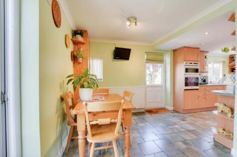 L-Shaped Fitted Kitchen Dining Room