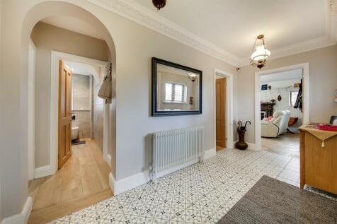 2 Entrance Hall.jpg