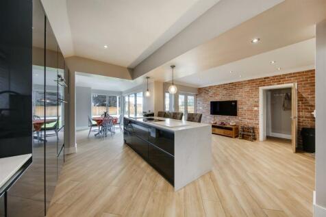 3 Kitchen.jpg