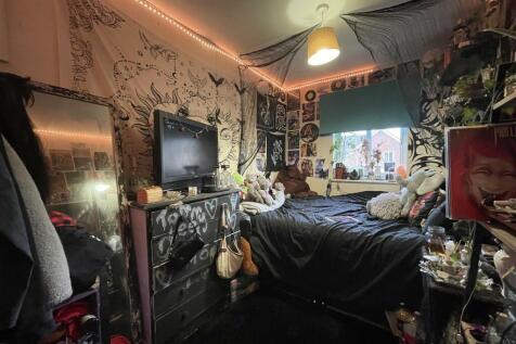 second bedroom (1).JPG