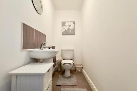 Dowstairs loo.jpg