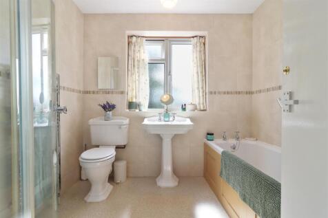 Bathroom (1).jpg