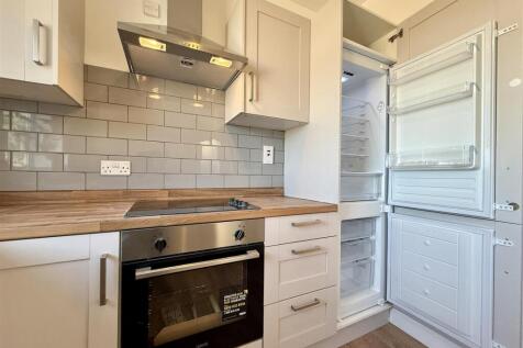 6 Kitchen.JPEG